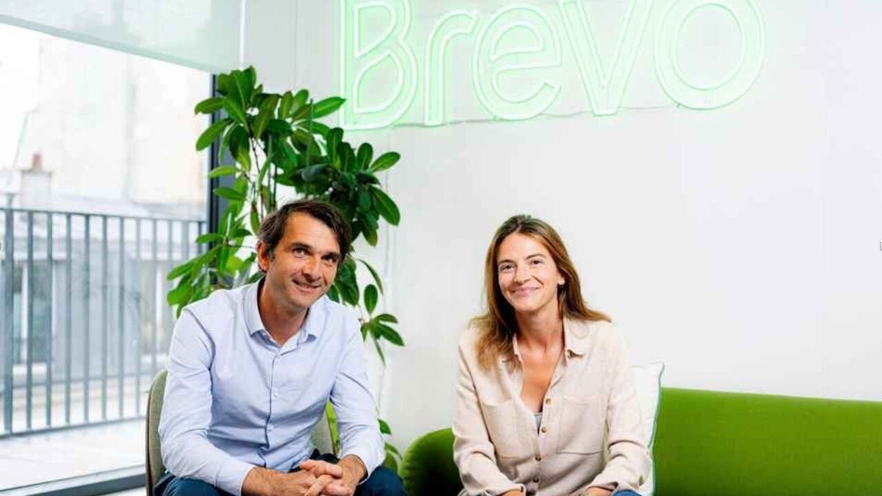 Brevo face aux géants du CRM : leçons d'une stratégie de différenciation par la valeur accessible